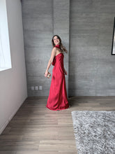 Cargar imagen en el visor de la galería, Zita - Vestido largo satinado rojo