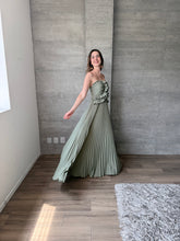 Cargar imagen en el visor de la galería, Loretta - Vestido largo plisado verde sage