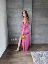Cargar imagen en el visor de la galería, Renata - Vestido largo satinado asimétrico rosa