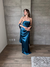 Cargar imagen en el visor de la galería, Marena - Vestido strapless de satín verde azulado