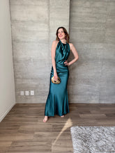 Cargar imagen en el visor de la galería, Vittoria - Vestido largio de satín verde