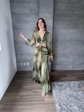 Cargar imagen en el visor de la galería, Noor - Vestido largo con mangas estampado color olivo