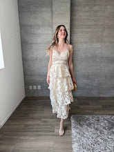 Cargar imagen en el visor de la galería, Peonia - Vestido crochet midi macadamia