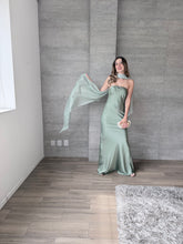 Cargar imagen en el visor de la galería, Sodi - Vestido largo satinado con capa color verde