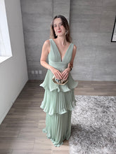 Cargar imagen en el visor de la galería, Juliette - Vestido largo plisado con olanes verde sage