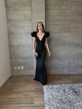 Cargar imagen en el visor de la galería, Marissa - Vestido largo con olanes en hombros negro