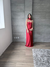 Cargar imagen en el visor de la galería, Zita - Vestido largo satinado rojo
