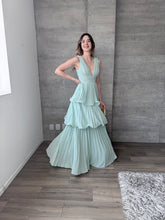 Cargar imagen en el visor de la galería, Juliette - Vestido largo plisado verde menta
