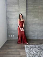 Cargar imagen en el visor de la galería, Maja - Vestido largo color cobre
