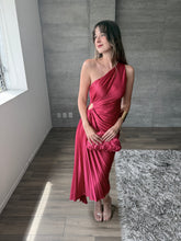 Cargar imagen en el visor de la galería, Nicola - Vestido midi plisado fucsia
