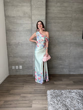 Cargar imagen en el visor de la galería, Allure - Vestido largo satinado verde con estampado floral
