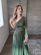 Cargar imagen en el visor de la galería, Donatella - Vestido largo con una manga olivo
