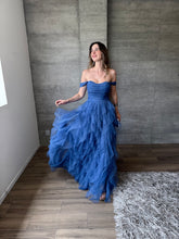Cargar imagen en el visor de la galería, Ello - Vestido largo hombros caídos de tul azul humo
