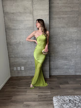 Cargar imagen en el visor de la galería, Pistacchio - Vestido largo satín verde
