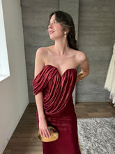Cargar imagen en el visor de la galería, Galilea - Vestido largo strapless vino
