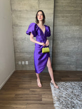 Cargar imagen en el visor de la galería, Macarena - Vestido morado midi satinado
