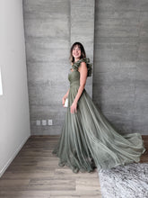 Cargar imagen en el visor de la galería, Minerva - Vestido largo de tul con escarola olivo
