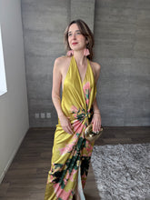 Cargar imagen en el visor de la galería, Geisha - Vestido largo satinado floral amarillo
