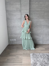 Cargar imagen en el visor de la galería, Juliette - Vestido largo plisado con olanes verde sage
