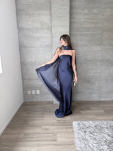 Cargar imagen en el visor de la galería, Sodi - Vestido largo strapless satinado marino
