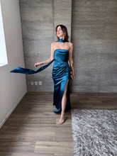 Cargar imagen en el visor de la galería, Marena - Vestido strapless de satín verde azulado
