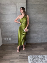 Cargar imagen en el visor de la galería, Nicola - Vestido midi plisado verde olivo
