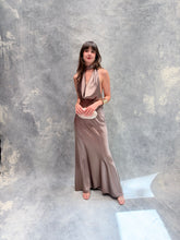 Cargar imagen en el visor de la galería, Milah - Vestido largo halter de satín color gris
