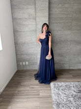 Cargar imagen en el visor de la galería, Minerva - Vestido largo de tul con escarola marino
