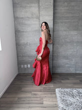 Cargar imagen en el visor de la galería, Odetta - Vestido largo strapless rojo

