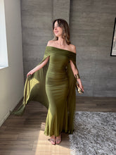 Cargar imagen en el visor de la galería, Venus - Vestido largo strapless con capa olivo
