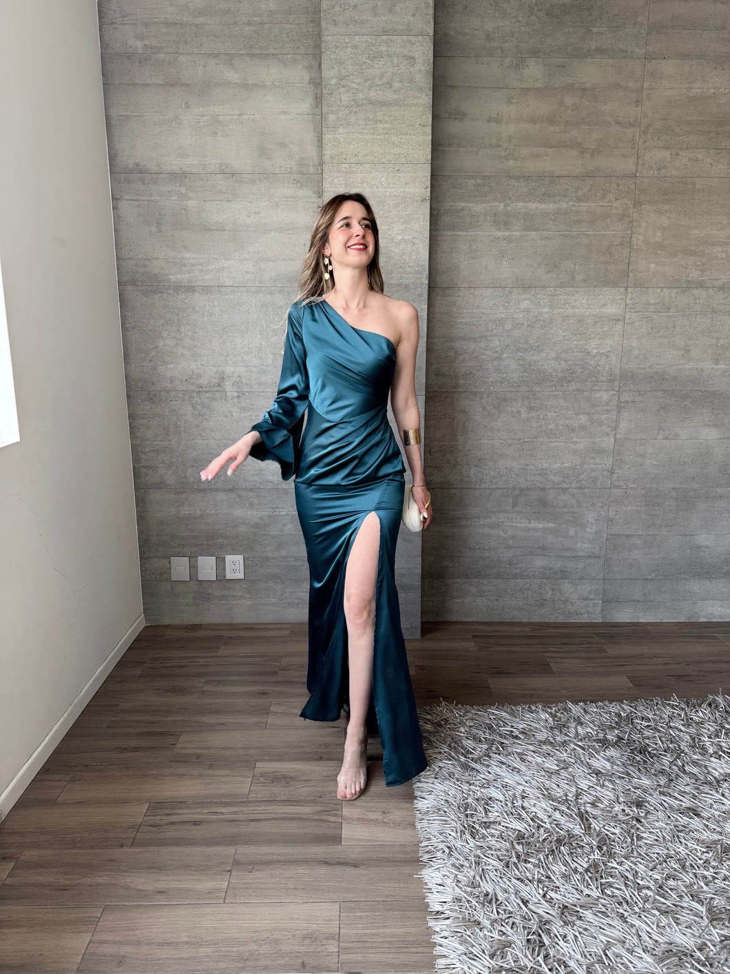 Polina - Vestido largo de satín con una manga verde azulado