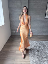 Cargar imagen en el visor de la galería, Soho - Vestido largo satinado naranja
