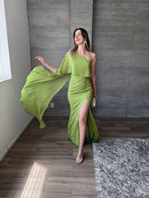 Cargar imagen en el visor de la galería, Máncora - Vestido largo con abertura en pierna verde
