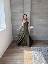 Cargar imagen en el visor de la galería, Gabrielle - Vestido largo olivo

