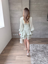 Cargar imagen en el visor de la galería, Mindy - Vestido mini satinado de manga larga color menta
