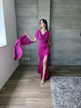 Cargar imagen en el visor de la galería, Sylvie - Vestido largo de chiffon con escote drapeado magenta
