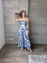 Cargar imagen en el visor de la galería, Azzuro - Jumpsuit satinado strapless azul con blanco
