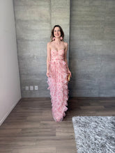 Cargar imagen en el visor de la galería, Coraline - Vestido largo strapless de tul rosa
