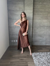 Cargar imagen en el visor de la galería, Nicola - Vestido midi plisado chocolate
