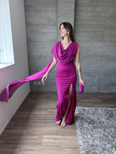 Cargar imagen en el visor de la galería, Sylvie - Vestido largo de chiffon con escote drapeado magenta
