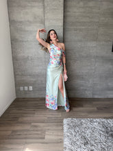 Cargar imagen en el visor de la galería, Allure - Vestido largo satinado verde con estampado floral
