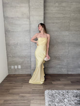 Cargar imagen en el visor de la galería, Caliz - Vestido largo satinado amarillo mantequilla

