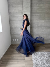 Cargar imagen en el visor de la galería, Minerva - Vestido largo de tul con escarola marino
