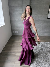 Cargar imagen en el visor de la galería, Juliette - Vestido largo plisado con olanes ciruela
