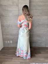 Cargar imagen en el visor de la galería, Allure - Vestido largo satinado verde con estampado floral
