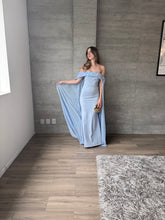 Cargar imagen en el visor de la galería, Arabelle - Vestido largo con capa azul
