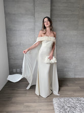 Cargar imagen en el visor de la galería, Arabelle - Vestido largo con capa crema
