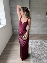 Cargar imagen en el visor de la galería, Antehia - Vestido largo falda satinada ciruela
