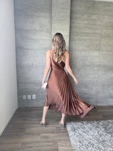 Cargar imagen en el visor de la galería, Nicola - Vestido midi plisado chocolate

