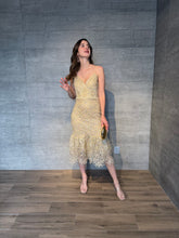 Cargar imagen en el visor de la galería, Ophelia - Vestido midi crochet dorado
